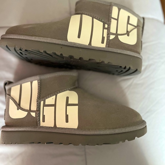 Lightly used light grey mini Ugg boots - Picture 1 of 4